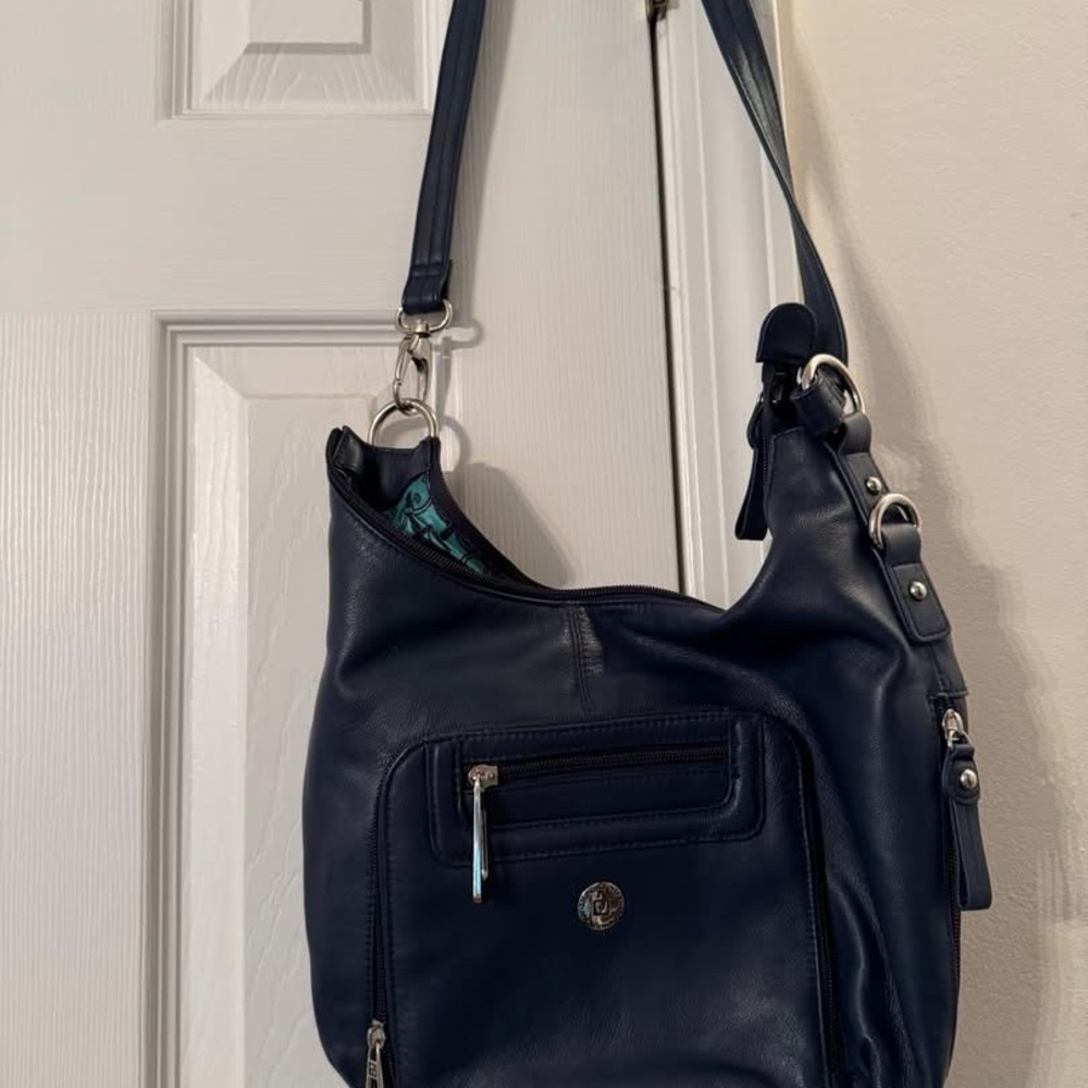 Stone Mountain Navy Blue Leather Shoulder Bag A95185 in excellent condition.